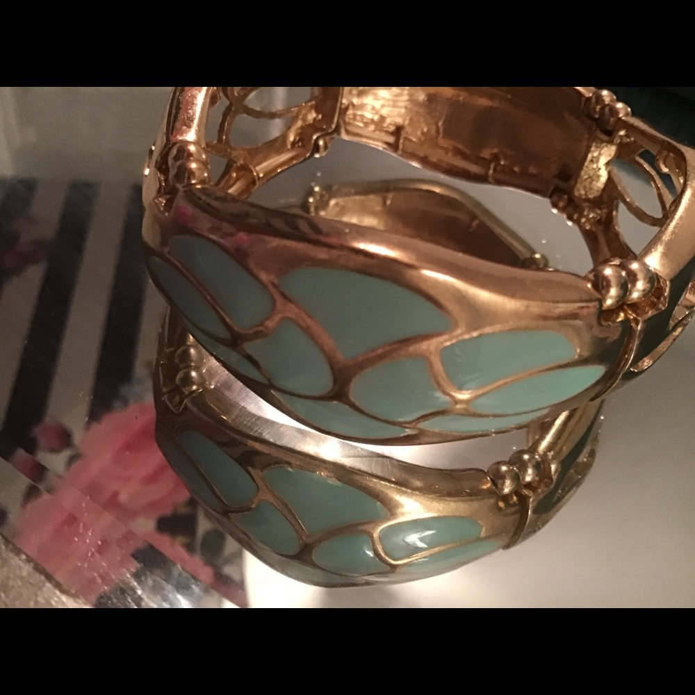 Ornate bracelet pretty color !